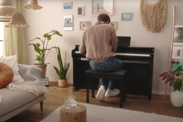 Piano Yamaha CLP-825 B Photo 2