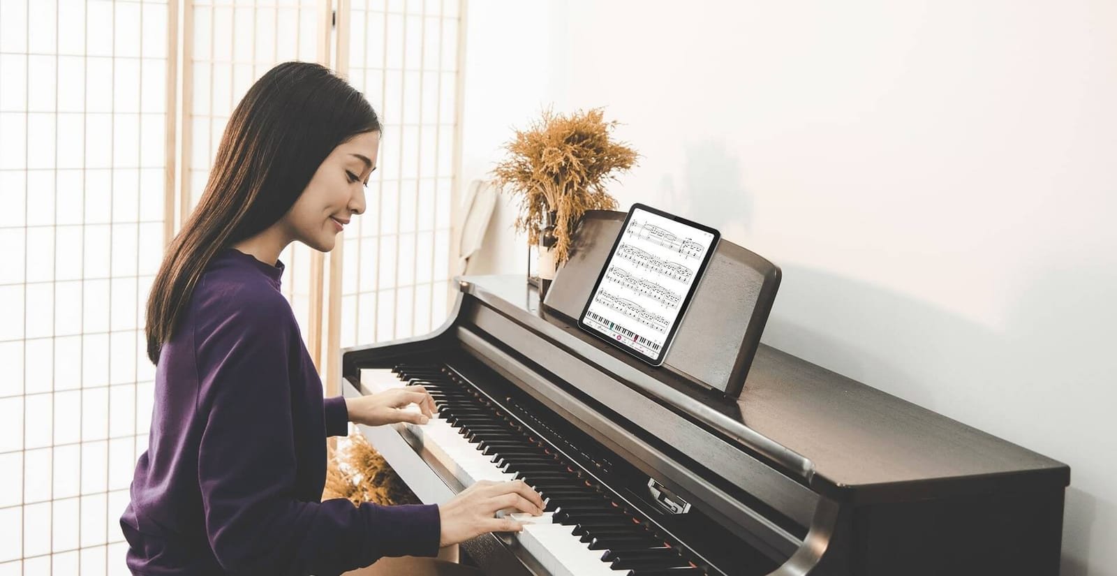 Pianiste jouant avec les partitions interactives Tomplay affichées sur une tablette